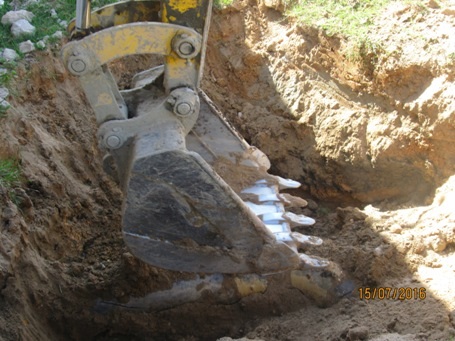 Đường ống này được Công ty Formosa chôn ngầm sâu khoảng gần 1m. Phía công ty này phải đưa máy xúc để đào bỏ lớp đất