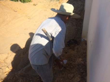 
Người dân tiến hành đào xới lớp đất lên thì phát hiện lớp chất thải màu đen, bốc mùi hôi thối.
