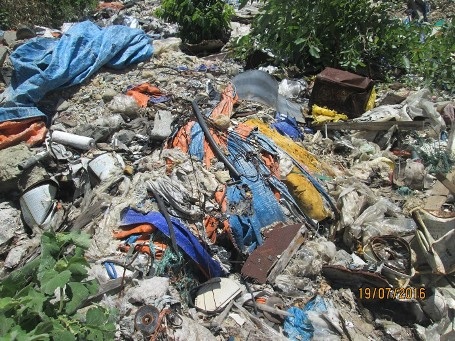 Phát hiện bãi rác khổng lồ nghi của Formosa - 7
Đủ các loại rác chất đống khắp nơi.