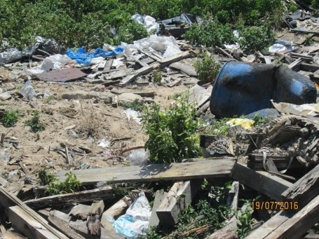 Phát hiện bãi rác khổng lồ nghi của Formosa - 11
Nhiều chiếc thùng phuy ghi chữ Trung Quốc tại bãi rác.
