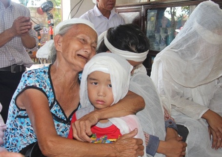 Bố mẹ lần lượt qua đời, ba chị em Huyền côi cút không nơi nương tựa