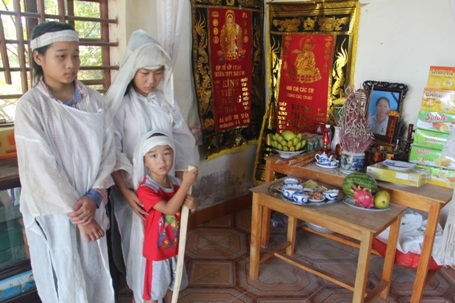 Bố mẹ lần lượt ra đi để lại ba chị em Huyền côi cút không nơi nương tựa