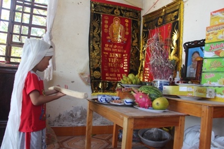 Nhìn hình ảnh cậu con trai mới 4 tuổi cầm gậy đứng chịu tang mẹ ai cũng xót xa, chạnh lòng