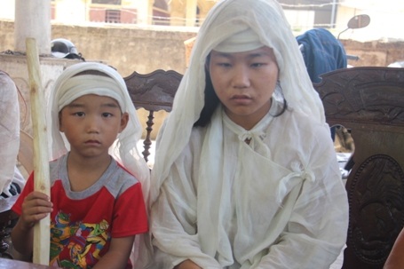 Huyền muốn đi làm kiếm tiền để nuôi các em ăn học nhưng với lứa tuổi như em đi làm là cả một vấn đề khó khăn