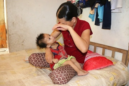 Rơi nước mắt trước hoàn cảnh bé 2 tuổi mang nhiều căn bệnh quái ác - 2 Chị Thu nhìn con quằn quại đau đớn vì bệnh tật mà đành bất lực vì nhà quá nghèo