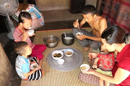 Rơi nước mắt trước hoàn cảnh bé 2 tuổi mang nhiều căn bệnh quái ác - 3 Rơi nước mắt trước hoàn cảnh bé 2 tuổi mang nhiều căn bệnh quái ác - 3