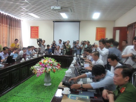 Đông đảo PV báo chí có mặt tại buổi công bố quyết định khởi tố