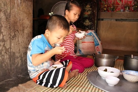 Trao hơn 87 triệu đồng đến gia đình em Thái Thị Mỹ - 2 Đứa con gái đầu mắc chứng bệnh còi xương, đứa thứ 2 mang bệnh suy dinh dưỡng
