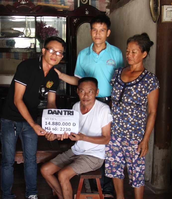 Đại diện chính quyền xã Kim Lộc, huyện Can Lộc (Hà Tĩnh) đã trao số tiền 14.880.000 đồng cho gia đình bà Nuôi.