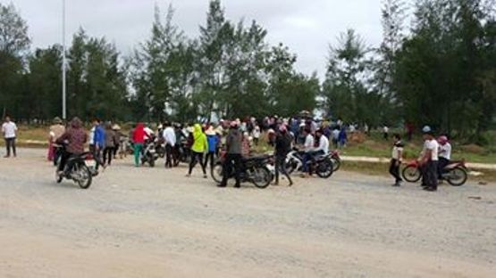 Mới tập lặn bắt ngao, một thanh niên nghèo tử vong - 1 Rất đông người dân đến chia buồn với gia đình nạn nhân xấu số