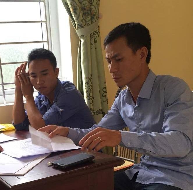 Làm giả công văn Chính phủ để “thị uy” với chính quyền - 1 Quân (bên trái) tại cơ quan điều tra