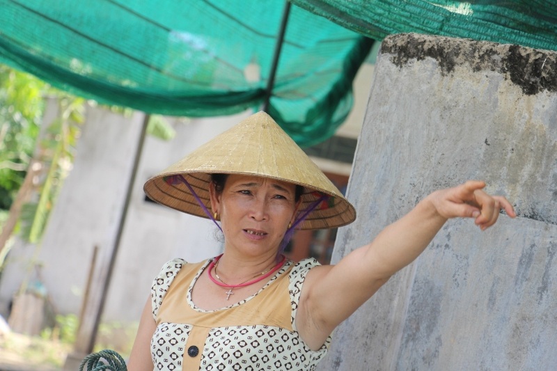 Những người dân nơi đây cho rằng việc làm trang trại gà với quy mô lớn như thế này ngay tại thôn đã làm đảo lộn cuộc sống của họ