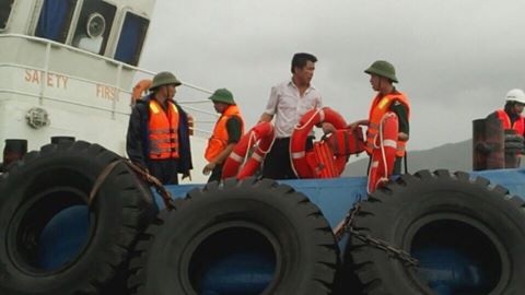 Các ngư dân gặp nạn đã được lực lượng Đồn Biên phòng Vũng Áng và Cảng vụ Hà Tĩnh ứng cứu thành công và đưa vào bờ an toàn