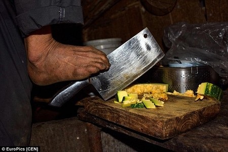 Chen có thể sử dụng thành thạo các dụng cụ bằng chân Chen có thể sử dụng thành thạo các dụng cụ bằng chân