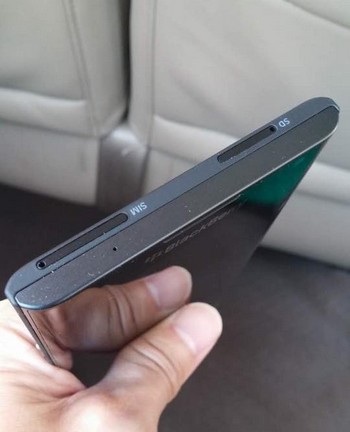 Khe cắm SIM và thẻ nhớ nằm ở cạnh trên