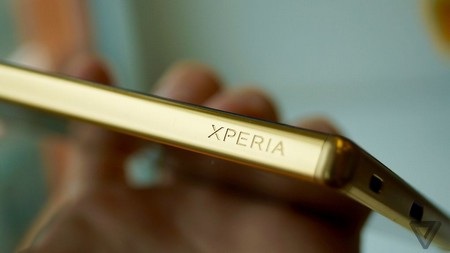 Logo Xperia được khắc ở cạnh bên của máy Logo Xperia được khắc ở cạnh bên của máy