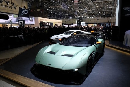 aston-martin-vulcan-15-1441438689586 aston-martin-vulcan-15-1441438689586