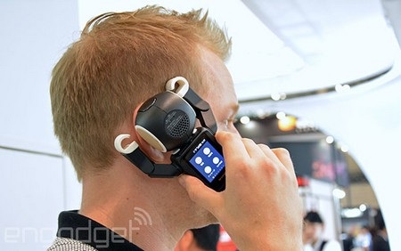 Sharp trình làng smartphone có kiểu dáng robot độc đáo - 3 Không phải ai cũng đủ tự tin để sử dụng RoBoHoN như một chiếc smartphone