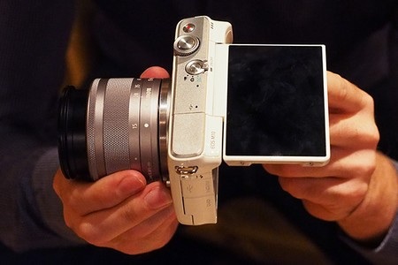 Canon trình làng bộ 3 máy ảnh compact và không gương lật thế hệ mới - 3 EOS M10 là phiên bản mới nhất của dòng máy ảnh không gương lật EOS M