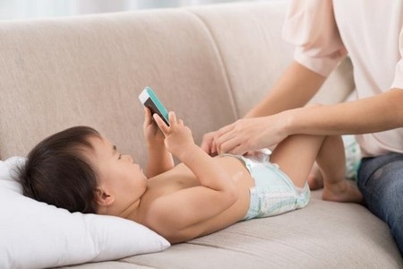 Những tác hại khi để trẻ em sử dụng smartphone và máy tính bảng - 1 Trẻ em có thể thiếu đi những nhận thức về mối quan hệ với cha mẹ nếu tiếp xúc smartphone quá sớm