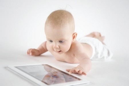 Những tác hại khi để trẻ em sử dụng smartphone và máy tính bảng - 2 Trẻ em có thể “nghiện” và chìm đắm vào những nội dung đa dạng trên smartphone, máy tính bảng