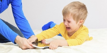 Nguy hại như cho trẻ dùng smartphone và máy tính bảng - 3 Trẻ có thể cáu giận, khóc lóc và “ăn vạ” nếu không được sử dụng smartphone hay máy tính bảng