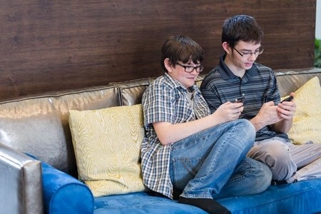 Những tác hại khi để trẻ em sử dụng smartphone và máy tính bảng - 8 Quá ham sử dụng smartphone sẽ khiến trẻ quên đi các vận động về thể chất