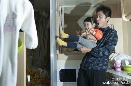 Bố bán nhà, bỏ việc, dẫn con gái đi du lịch vòng quanh thế giới - 1 Zhu Chunxie và con gái 2 tuổi bên trong chiếc xe dã ngoại mà cả 2 đang rong ruổi trên đường
