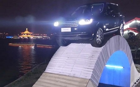 Ấn tượng màn trình diễn xe Range Rover chạy qua cây cầu bằng... giấy - 1 Cây cầu được ghép từ những mảnh giấy nhưng có khả năng chịu được trọng tải lên đến gần 2,5 tấn