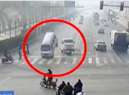 Video vụ tai nạn “bí hiểm” và khó hiểu - 1
Những chiếc xe bị hất tung lên cao dù không va chạm với nhau