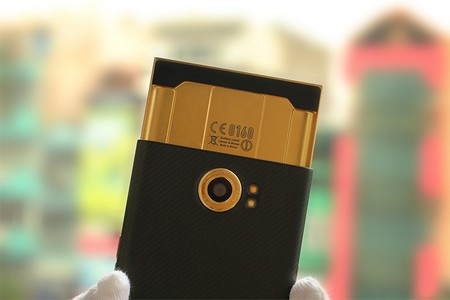 Cận cảnh BlackBerry Priv mạ vàng tại Việt Nam - 3 Ống kính và mặt sau của thân máy cũng được mạ vàng