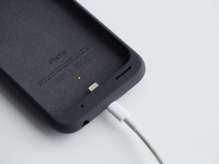 Apple giới thiệu pin mở rộng cho iPhone 6/6S với thiết kế... cực xấu - 3 Người dùng có thể sạc pin đồng thời cho cả bên trong iPhone lẫn pin mở rộng bên ngoài