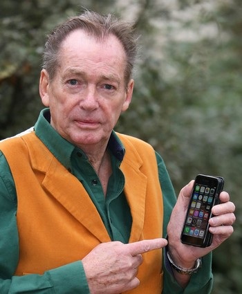 
Ông White và chiếc iPhone 5 đã giúp ông thắng kiện Apple
