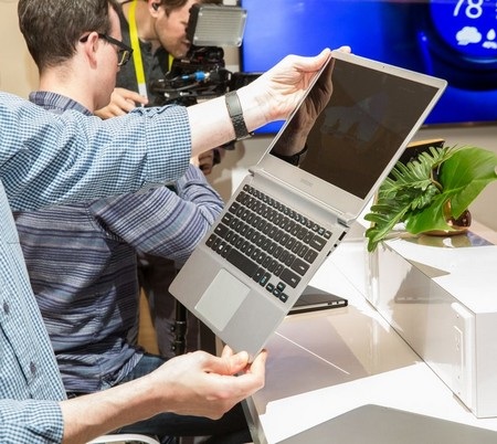 Samsung trình làng máy tính bảng Windows 10, laptop siêu mỏng... tại CES 2016 - 4 Màn hình có thể mở rộng ra thành góc 180 độ