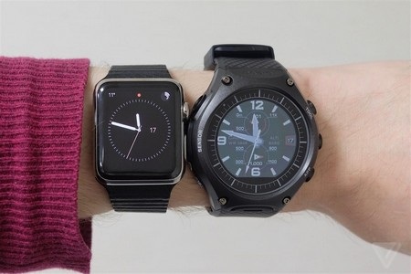 Casio trình làng smartwatch đầu tiên với khả năng “nồi đồng cối đá” - 2 WSD-F10 có phong cách mạnh mẽ hơn hẳn khi đặt cạnh Apple Watch (trái)