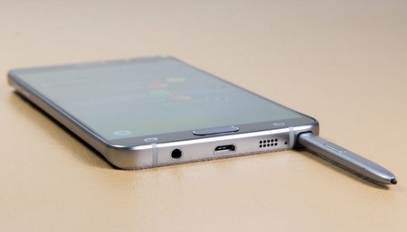 Samsung âm thầm khắc phục lỗi "ngớ ngẩn” trên Galaxy Note 5 - 1
Cắm S-Pen trên Galaxy Note 5 có thể khiến cây bút bị mắc kẹt mà không thể rút ra được