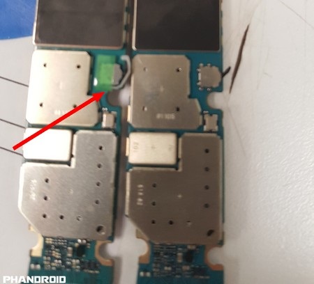 Samsung âm thầm khắc phục lỗi "ngớ ngẩn” trên Galaxy Note 5 - 2
Board mạch chủ của Galaxy Note 5 trước đây (phải) và có sự cải tiến ở board mạch mới, trong đó có thêm một lẫy nhỏ để đẩy S-Pen ra khi người dùng vô tình cắm ngược