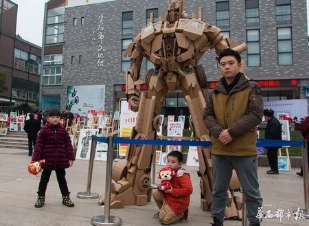 Xu Ou cùng con trai và bức tượng đặc biệt từ bìa các-tông của mình