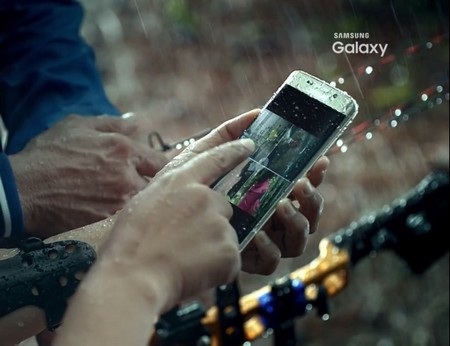Lộ video giới thiệu Galaxy S7 Edge - 1 Chi tiết trong đoạn clip bị lộ cho thấy Galaxy S7 Edge được trang bị chức năng chống nước