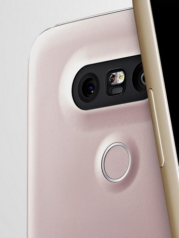 LG G5 ra mắt với vỏ kim loại, cấu hình mạnh, thiết kế mới kiểu mô-đun độc đáo - 4 Mặt sau của sản phẩm với hệ thống camera kép, có góc chụp rộng nhất hiện nay