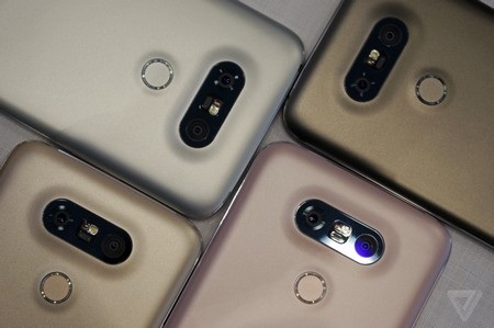 Cận cảnh cụm camera kép ở mặt sau của máy