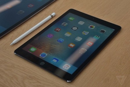 Cận cảnh iPad Pro 9.7 inch thế hệ mới vừa trình làng của Apple - 1 iPad Pro thế hệ mới sở hữu màn hình 9,7-inch tương tự như các phiên bản iPad trước đây