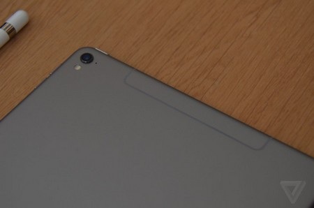 Cận cảnh iPad Pro 9.7 inch thế hệ mới vừa trình làng của Apple - 3 Camera được nâng cấp lên 12 megapixel, đèn flash 2 tông màu và hỗ trợ quay video 4K