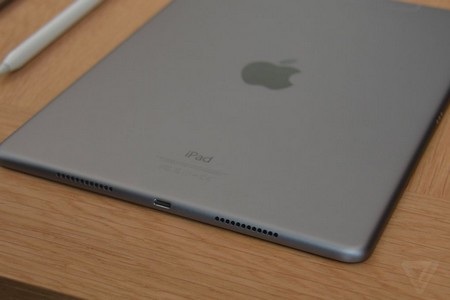 Cận cảnh iPad Pro 9.7 inch thế hệ mới vừa trình làng của Apple - 4 Cổng kết nối và loa ngoài ở cạnh dưới. Sản phẩm được trang bị hệ thống 4 loa ngoài