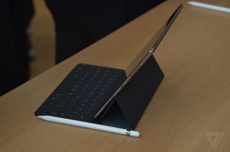 Cận cảnh iPad Pro 9.7 inch thế hệ mới vừa trình làng của Apple - 5
Phụ kiện bàn phím Smart Keyboard và bút stylus Pencil dành cho iPad Pro 9,7-inch