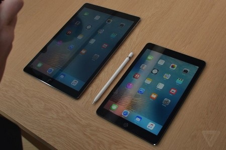 Cận cảnh iPad Pro 9.7 inch thế hệ mới vừa trình làng của Apple - 6 iPad Pro 9,7-inch thế hệ mới và iPad Pro cỡ lớn thế hệ cũ (trái)