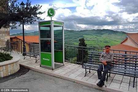 Độc đáo “ngôi làng Internet”, nơi các trang web bước ra đời thực - 2 Bốt điện thoại công cộng được ví như ứng dụng WhatsApp, khi cho phép người dùng có thể liên hệ với nhau