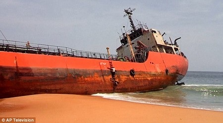Bí ẩn “con tàu ma” mắc cạn trên bờ biển Liberia - 2 Con tàu chở dầu kích cỡ lớn bất ngờ trôi dạt và mắc cạn vào bờ biển thành phố Robertsport (Liberia)