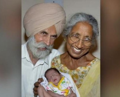 Cụ bà lần đầu được làm mẹ ở tuổi 72 - 1 Cụ bà Kaur, 72 tuổi và cụ ông Gill, 79 tuổi, hạnh phúc bên đứa con đầu lòng vừa chào đời