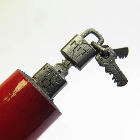 Những tác phẩm điêu khắc cực đẹp và tinh xảo trên ruột bút chì - 4 Chìa và ổ khóa